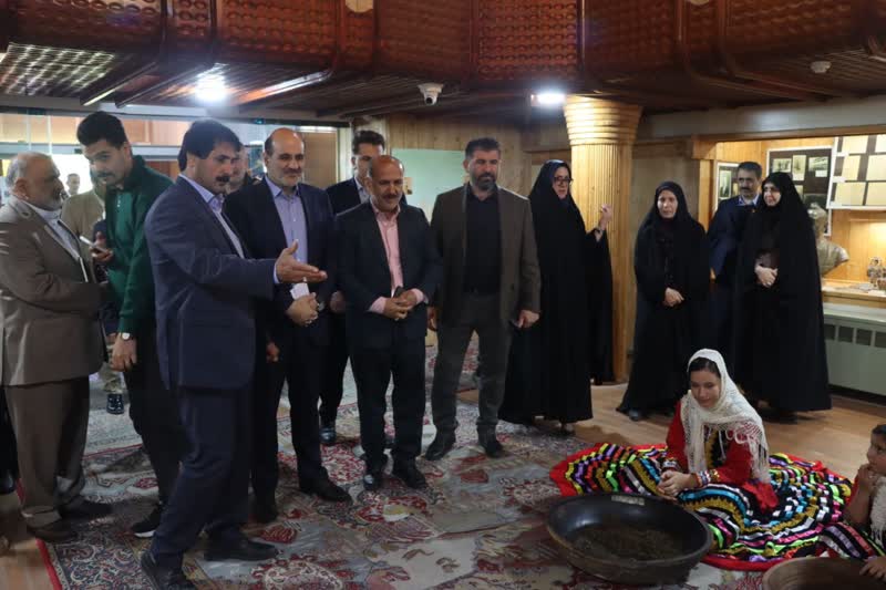 بازدید استاندار گیلان از موزه چای و ادای احترام به  مزار پدرچای ایران