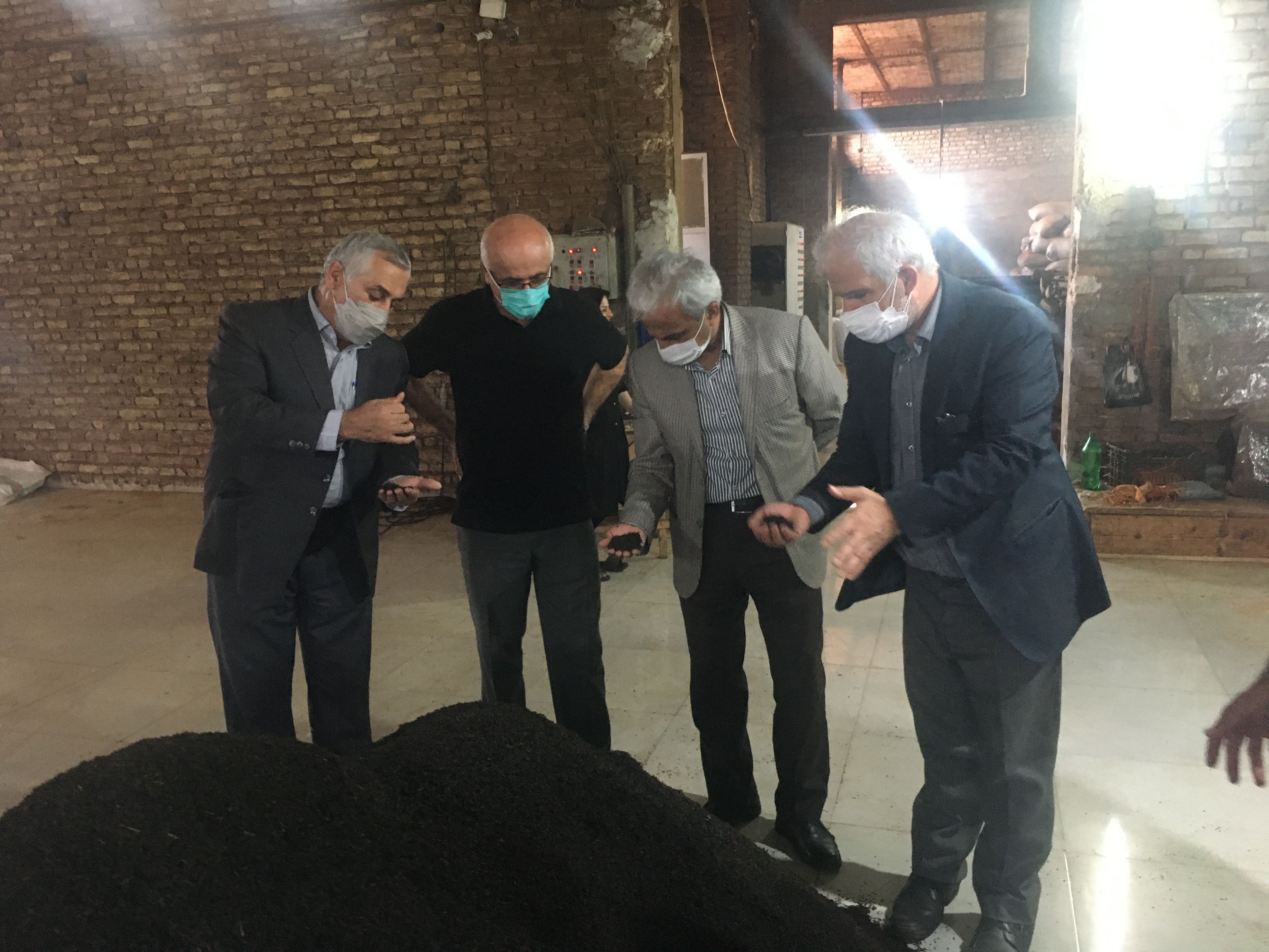 با شروع برداشت چین تابستانه برگ سبز چای رئیس سازمان چای کشوراز کارخانجات شهرستان لنگرود بازدیدکرد